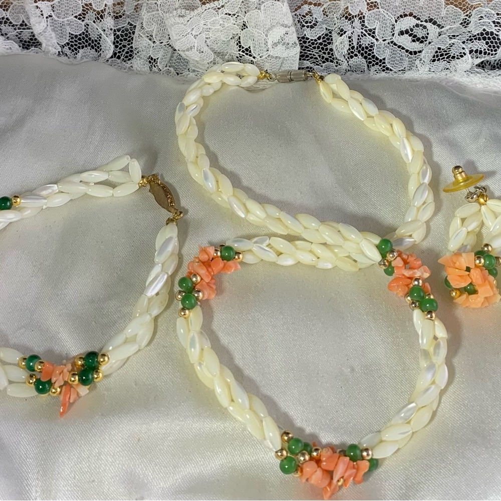 VINTAGE 3PC SET MOTHER OF PEARL CORAL AND JADE.Necklace Bracelet &Earrings